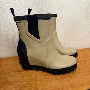 Sorel wedge rain boot